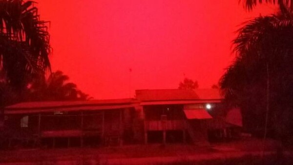 «Όχι, δεν είναι ο Άρης»: Ο ουρανός στην Ινδονησία έγινε κόκκινος και ειδικοί εξηγούν το φαινόμενο