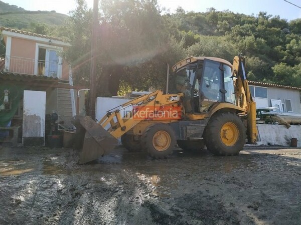 Κεφαλονιά: Σπίτια, ζώα και αυτοκίνητα κάτω από τόνους λάσπης