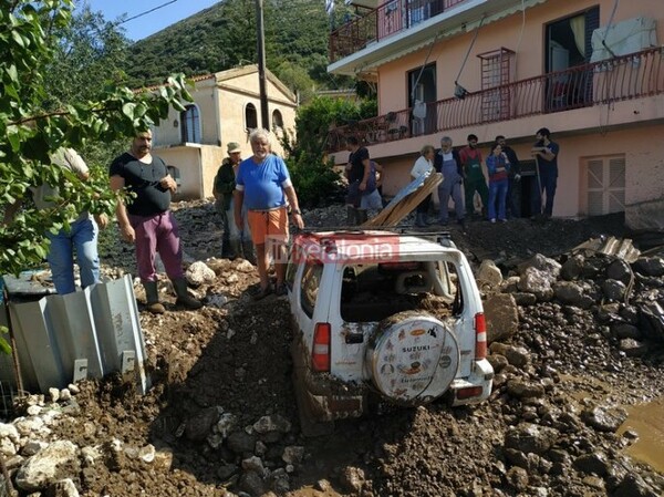 Κεφαλονιά: Σπίτια, ζώα και αυτοκίνητα κάτω από τόνους λάσπης