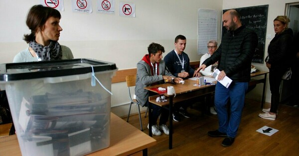 Σερβία εκλογές: Το αριστερό κίνημα «Αυτοδιάθεση» δείχνουν νικητή τα exit poll