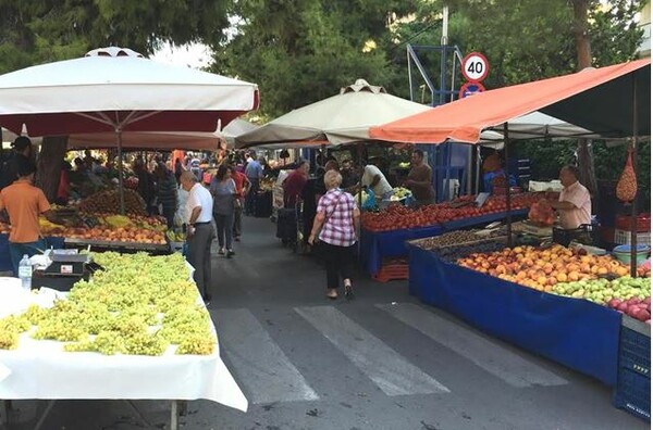 Άγρια συμπλοκή σε λαϊκή στην Αγία Παρασκευή - Τον δάγκωσε και του έκοψε το αυτί