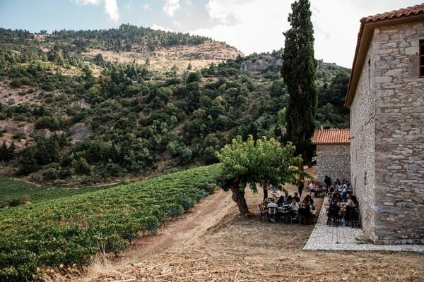 Πίνοντας κρασί δίπλα σ' ένα από τα πιο παλιά οινοποιεία του κόσμου