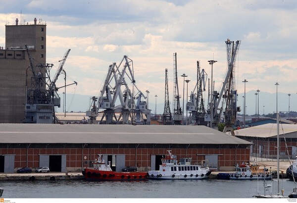 Θεσσαλονίκη: Στην ανακρίτρια οι 18 συλληφθέντες για υπόθεση διαφθοράς στο λιμάνι