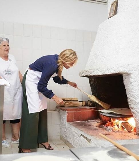 H Μαρέβα Μητσοτάκη ανοίγει φύλλο με γυναίκες από αγροτικό συνεταιρισμό στη Θεσσαλονίκη