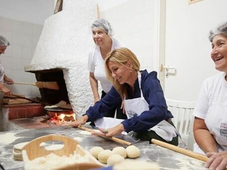 H Μαρέβα Μητσοτάκη ανοίγει φύλλο με γυναίκες από αγροτικό συνεταιρισμό στη Θεσσαλονίκη