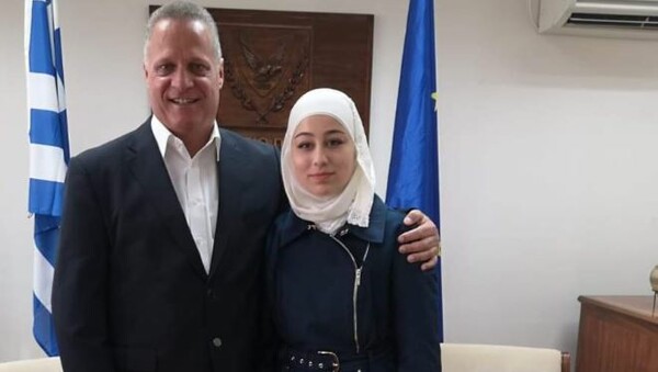 Η διαμάχη για τη μαθήτρια με την μαντήλα έληξε - Η 18χρονη θα πάει κανονικά στο σχολείο της στην Κύπρο