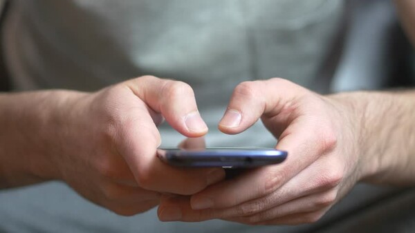 Πόσο γρήγορα πληκτρολογείς στην οθόνη του κινητού σου; Επιστήμονες απαντούν