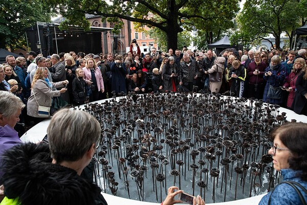 Τα ατσάλινα τριαντάφυλλα - Ένα μνημείο στο Όσλο για τα θύματα του Μπρέιβικ