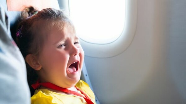 Μωρά στο αεροπλάνο: Η Japan Airlines θα ενημερώνει τους επιβάτες πού κάθονται μικρά παιδιά