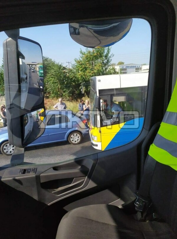Καραμπόλα τριών αυτοκινήτων με λεωφορείο του ΟΑΣΘ - Πληροφορίες για τραυματίες