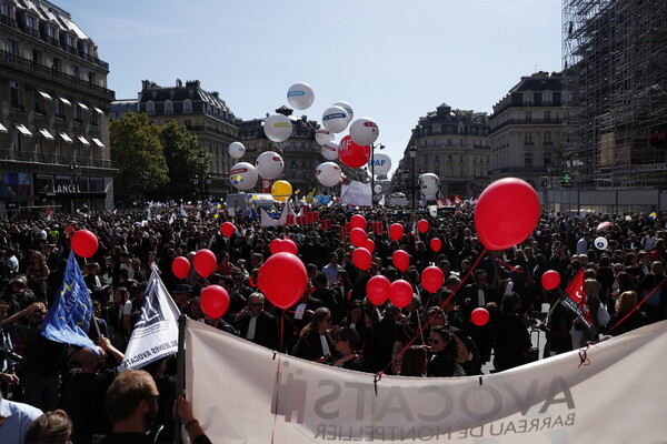 Γαλλία: Γιατροί, δικηγόροι και πιλότοι στους δρόμους ενάντια στη μεταρρύθμιση του συνταξιοδοτικού