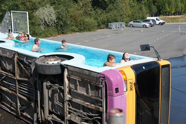 Ένα αναποδογυρισμένο λεωφορείο που έγινε δημόσια πισίνα