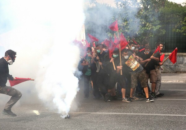 Ένταση με τις δυνάμεις των ΜΑΤ έξω από τη Βουλή στην πορεία των φοιτητών