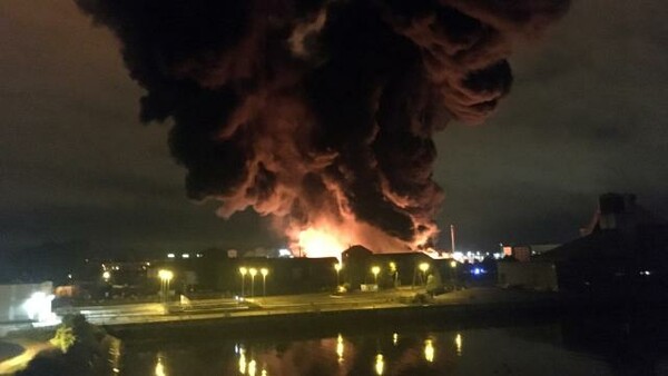 Γαλλία: Μεγάλη πυρκαγιά σε χημικό εργοστάσιο - Καλούν τους κατοίκους να μείνουν στα σπίτια τους