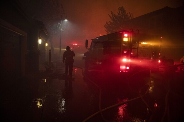 Πυρκαγιά στην Καλιφόρνια: Ένας νεκρός - 5.000 άνθρωποι απομακρύνθηκαν από τα σπίτια τους