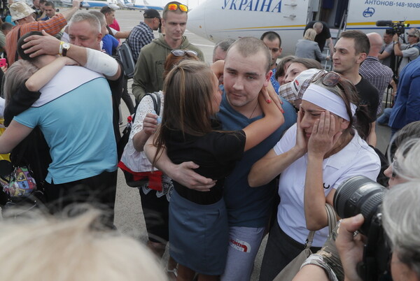 Η ιστορική ανταλλαγή κρατουμένων μεταξύ Ρωσίας και Ουκρανίας - Δάκρυα και συγκίνηση στα αεροδρόμια