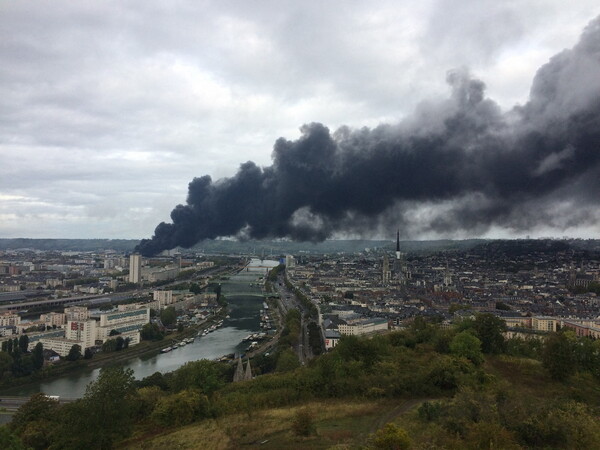 Γαλλία: Περιορίστηκε η φωτιά στο εργοστάσιο χημικών - Για «κίνδυνο μόλυνσης του Σηκουάνα» μιλούν οι Αρχές