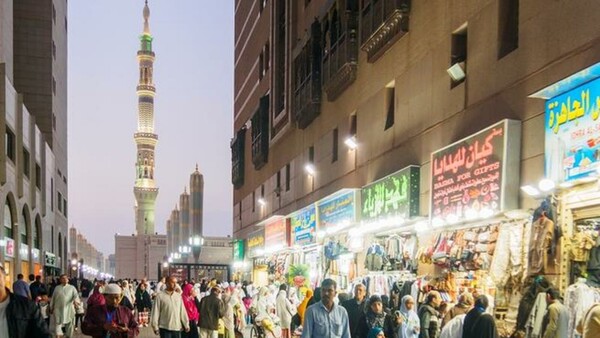 Για πρώτη φορά η Σαουδική Αραβία ανοίγει τα σύνορά της σε διεθνείς τουρίστες και καταργεί την αμπάγια για τις γυναίκες επισκέπτριες