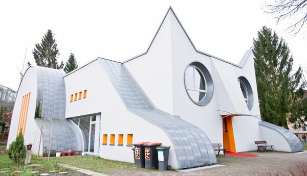 Ένα σχολείο στη Γερμανία που έχει σχήμα γάτας