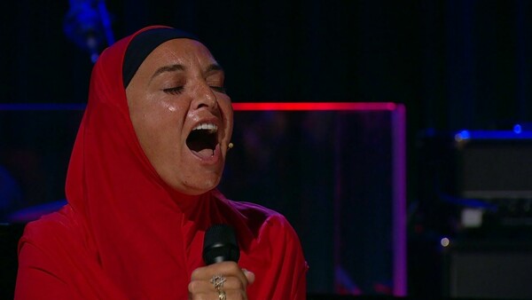 Σινέντ Ο' Κόνορ: Σε μια σπάνια εμφάνιση τραγουδά συγκλονιστικά και δηλώνει «Ήμουν πάντα Μουσουλμάνα και δεν το γνώριζα»