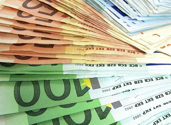 Κυπαρισσία: Πήγε σούπερ μάρκετ, βρήκε 10.500€ στο καρότσι και τα παρέδωσε στην αστυνομία