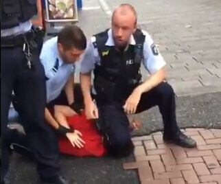 Γερμανία: Σάλος με βίντεο σύλληψης ανηλίκου- Ο αστυνομικός πιέζει με το γόνατο τον λαιμό του