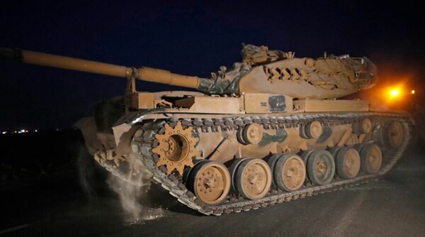 Ο στρατός του Ερντογάν επελαύνει στη Συρία: Ξεκίνησε η χερσαία επιχείρηση στον Ευφράτη