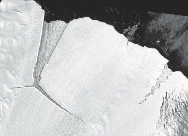 Ένα τεράστιο παγόβουνο 315 δισ. τόνων πάγου αποκολλήθηκε από την Ανταρκτική