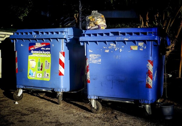 Θεσσαλονίκη: Κλέβουν ανακυκλώσιμα υλικά από μπλε κάδους - Μήνυση κατέθεσε ο δήμαρχος
