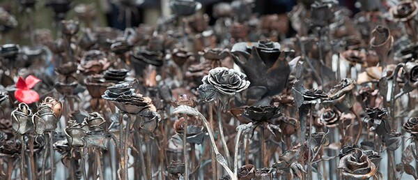Τα ατσάλινα τριαντάφυλλα - Ένα μνημείο στο Όσλο για τα θύματα του Μπρέιβικ