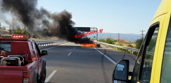 Θανατηφόρο τροχαίο στην Κορίνθου - Πατρών: Στις φλόγες το ένα ΙΧ μετά την σύγκρουση