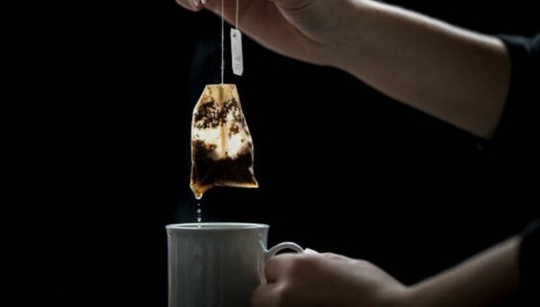 Τσάι με μικροπλαστικά: Δισεκατομμύρια σωματίδια στα σακουλάκια μίας χρήσης