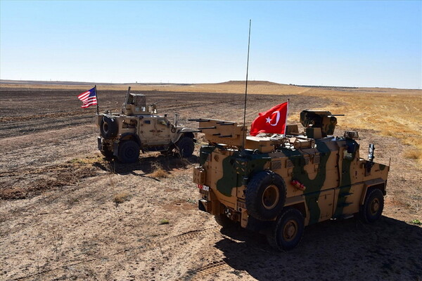 TASS: Το πυροβολικό της Τουρκίας έπληξε κουρδικές θέσεις στη Ράκα