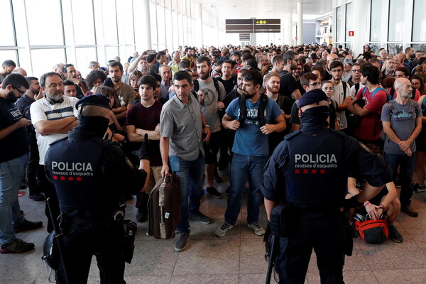 Οι σκηνές χάους στο αεροδρόμιο της Βαρκελώνης: Χιλιάδες διαδηλωτές απέκλεισαν το El Prat - Σοβαρά επεισόδια