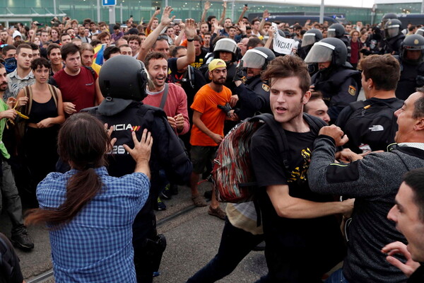 Οι σκηνές χάους στο αεροδρόμιο της Βαρκελώνης: Χιλιάδες διαδηλωτές απέκλεισαν το El Prat - Σοβαρά επεισόδια