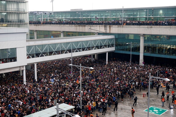 Οι σκηνές χάους στο αεροδρόμιο της Βαρκελώνης: Χιλιάδες διαδηλωτές απέκλεισαν το El Prat - Σοβαρά επεισόδια