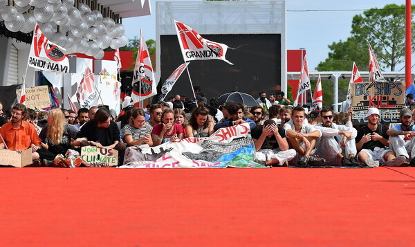 Έφοδος εκατοντάδων ακτιβιστών στο Φεστιβάλ Βενετίας - Έκαναν «κατάληψη» στο κόκκινο χαλί