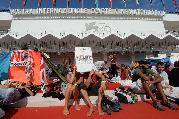 Έφοδος εκατοντάδων ακτιβιστών στο Φεστιβάλ Βενετίας - Έκαναν «κατάληψη» στο κόκκινο χαλί