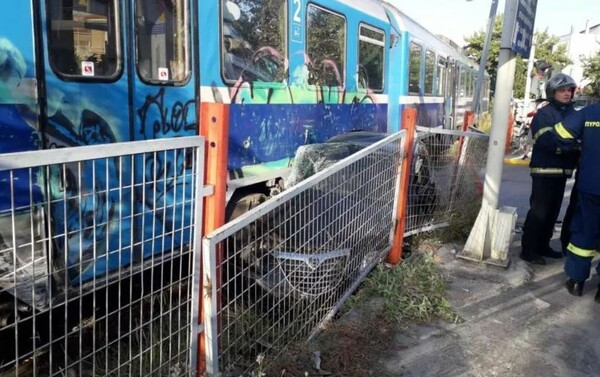 Βόλος: Πέρασε διάβαση τρένου με κατεβασμένες μπάρες και συγκρούστηκε με αμαξοστοιχία