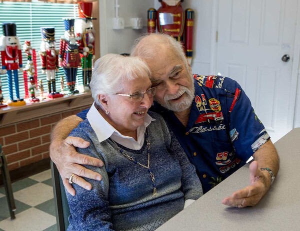Ερωτεύθηκαν παράφορα στο σχολείο, χάθηκαν για έξι δεκαετίες και τώρα στα 80 τους παντρεύονται