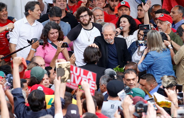 Ο Λούλα αποφυλακίστηκε με πανηγυρισμούς από λαοθάλασσα υποστηρικτών του