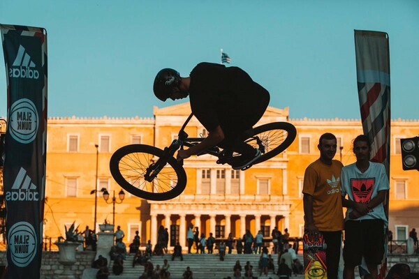 Καρφώματα, τρίποντα και skate στο streetball τουρνουά #FREETOCREATE 3ON3 στην Πλατεία Συντάγματος