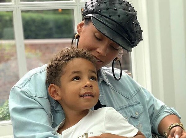 Η Alicia Keys απάντησε για τα βαμμένα νύχια του 4χρονου γιου της: «Λιγότερες ταμπέλες, περισσότερη έκφραση»