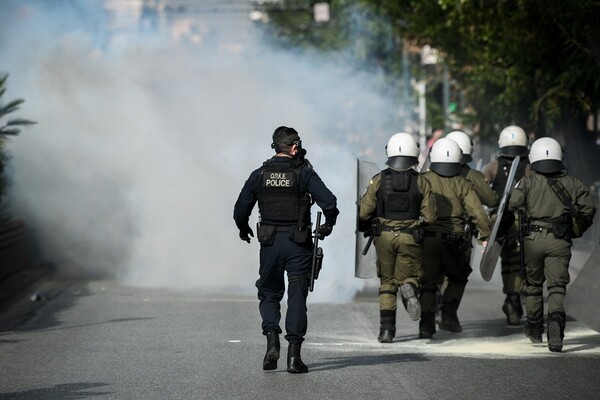 Δύο αστυνομικοί τραυματίες και τρεις προσαγωγές στα επεισόδια στην ΑΣΟΕΕ