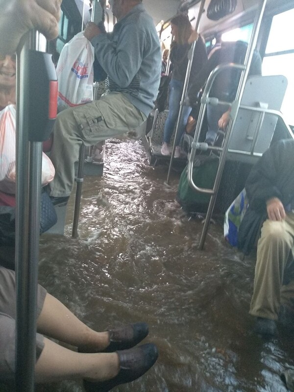 Απίστευτη εικόνα στον Ασπρόπυργο: Επιβάτες κρέμονταν μέσα σε λεωφορείο που πλημμύρισε