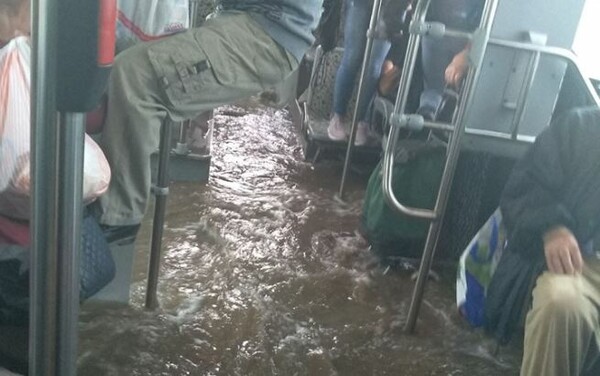 Απίστευτη εικόνα στον Ασπρόπυργο: Επιβάτες κρέμονταν μέσα σε λεωφορείο που πλημμύρισε