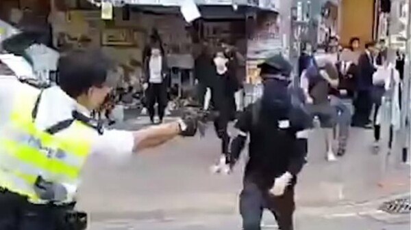 Χονγκ Κονγκ: Αστυνομικός πυροβόλησε 21χρονο διαδηλωτή - Παγκόσμια κατακραυγή για το βίντεο