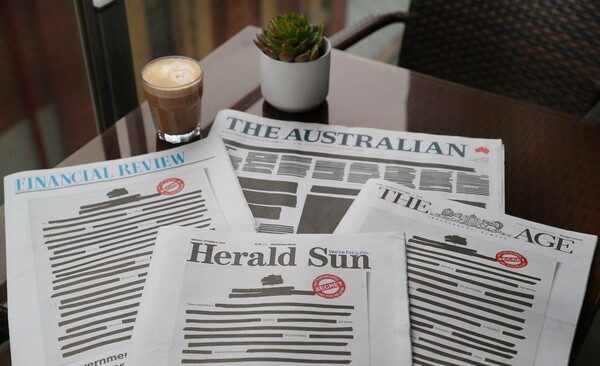 Αυστραλία: Με «μαυρισμένα» πρωτοσέλιδα οι εφημερίδες σήμερα - Διαμαρτυρία για περιορισμούς στην ελευθερία του Τύπου