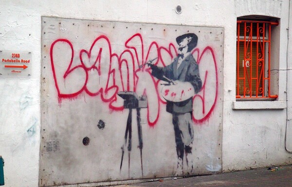 Κρυμμένο έργο του Banksy σε κτίριο πολυτελών διαμερισμάτων, αποκαλύπτεται στο Λονδίνο