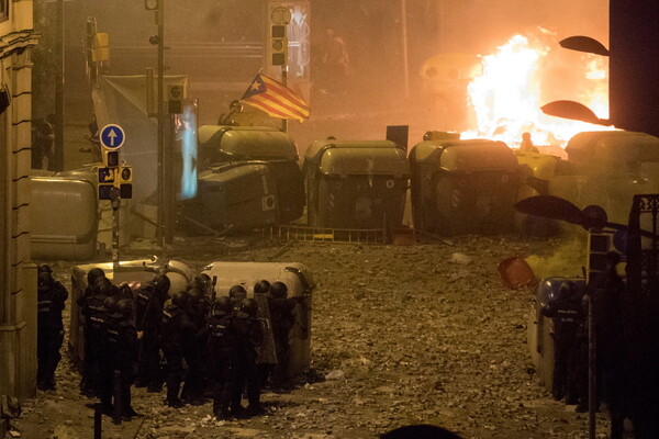 Πεδίο μάχης η Βαρκελώνη - Άγρια νύχτα με οδομαχίες και επεισόδια (ΦΩΤΟΓΡΑΦΙΕΣ)